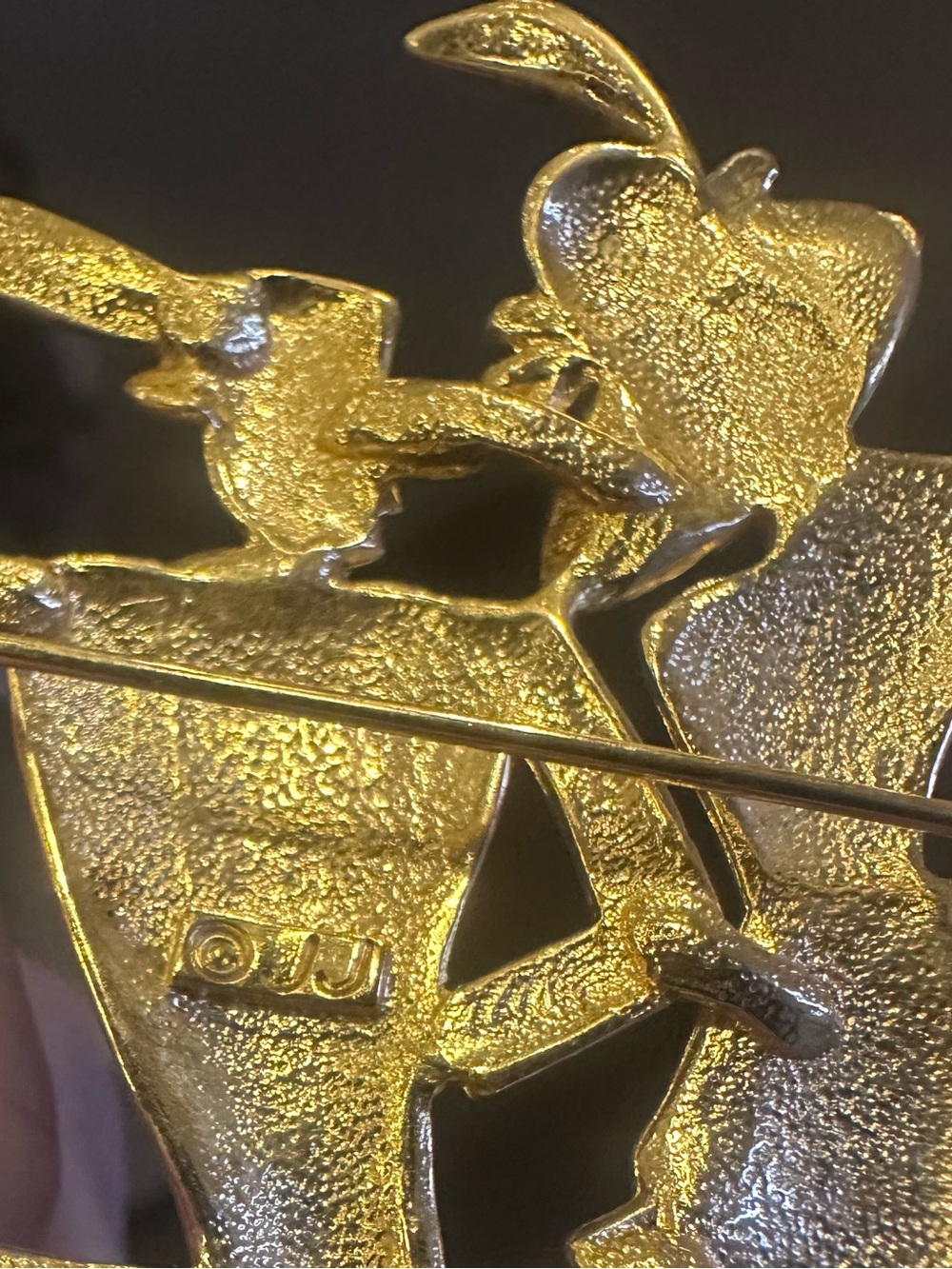 Vintage 1980 Brushed Gold-Tone Art Deco Brooch “NIGHT ON THE TOWN” - Picture 5 of 5
